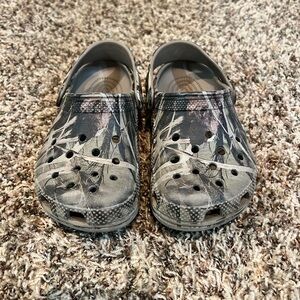 Boys camo crocs size 1